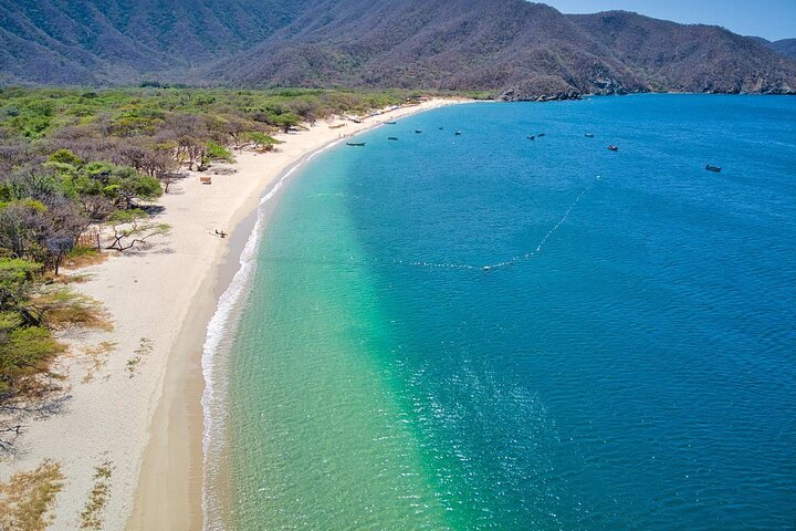Tour a Bahía Concha desde Santa Marta: transporte, guía, almuerzo y playa en el Parque Tayrona