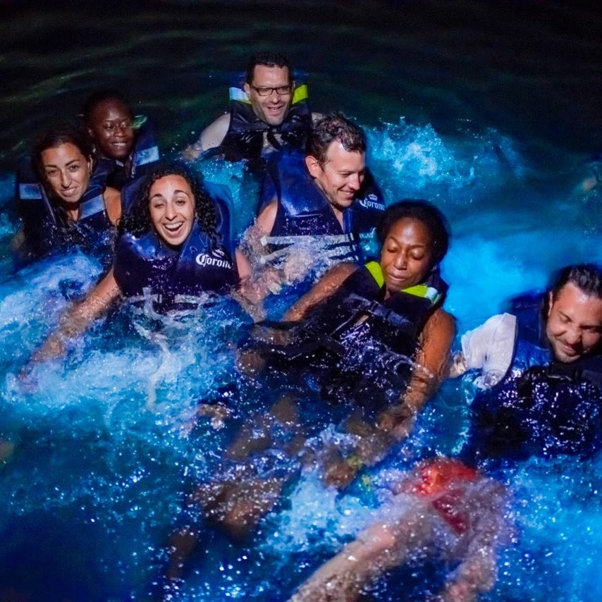 Playa Blanca + Plancton Lumínico – Isla Barú  | Un día completo de sol y mar que cierra con un espectáculo natural inolvidable