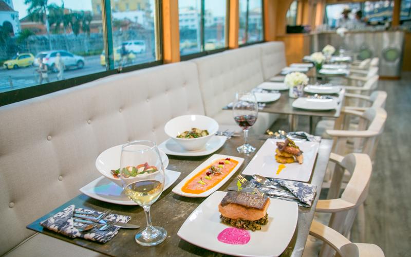 Sibarita Cena Master – Tour Nocturno por la Bahía | Una velada elegante, perfecta para celebrar y enamorarse