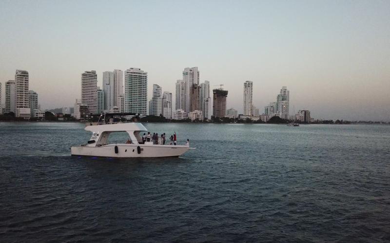 Sibarita Express Atardecer Tour | Navega, brinda y contempla la magia del Caribe