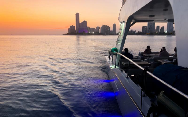 Sibarita Express Atardecer Tour | Navega, brinda y contempla la magia del Caribe