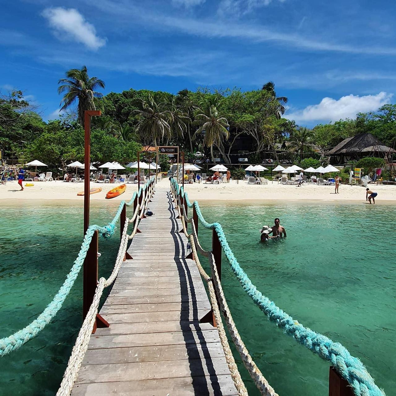 Luxury Beach Club - Arena Beach - Isla del Rosario | Relax in the sun with an open bar, beachfront, and Caribbean flavor in an exclusive setting.