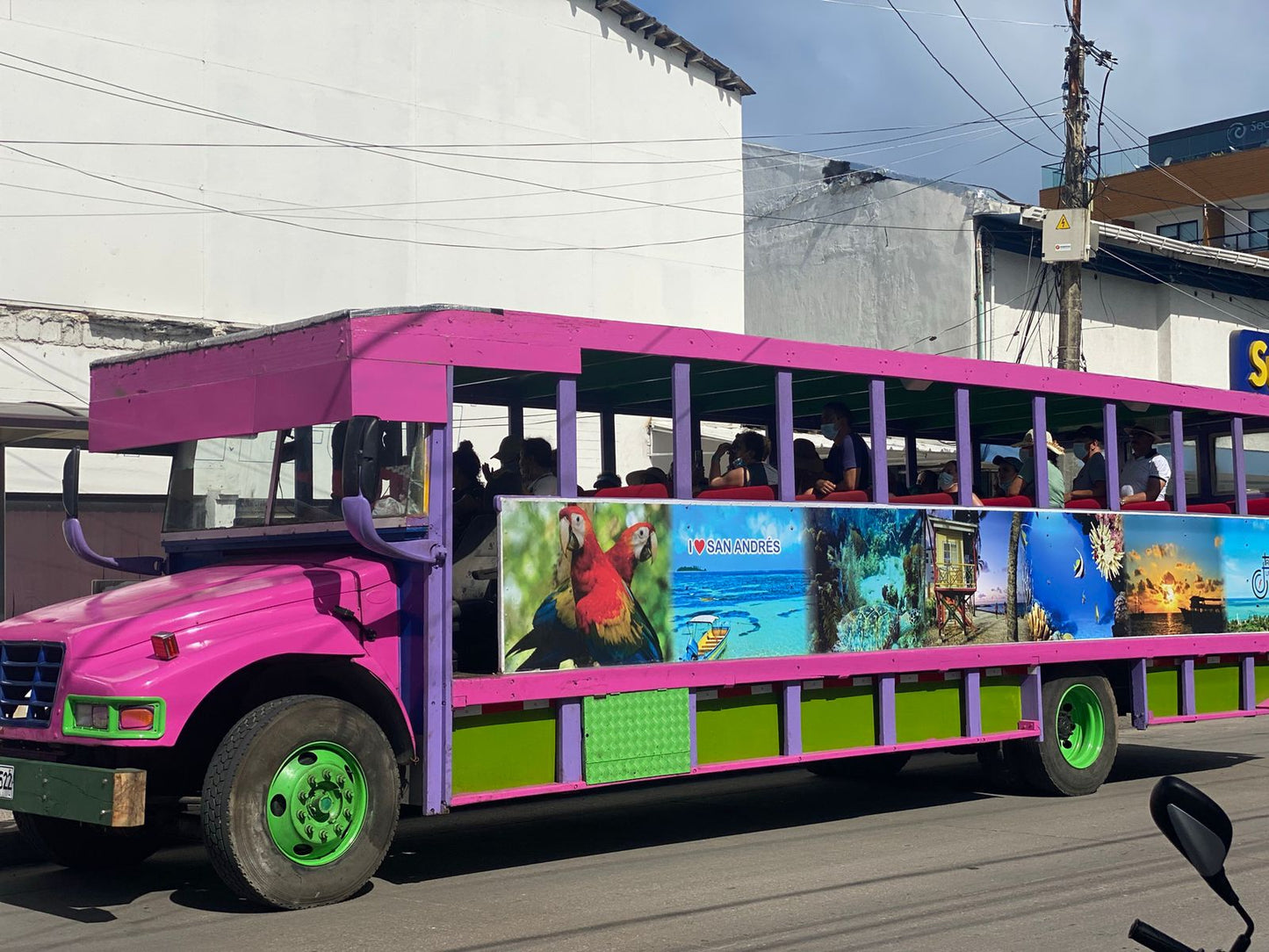 Tour Around the Terrestrial Island - San Andres