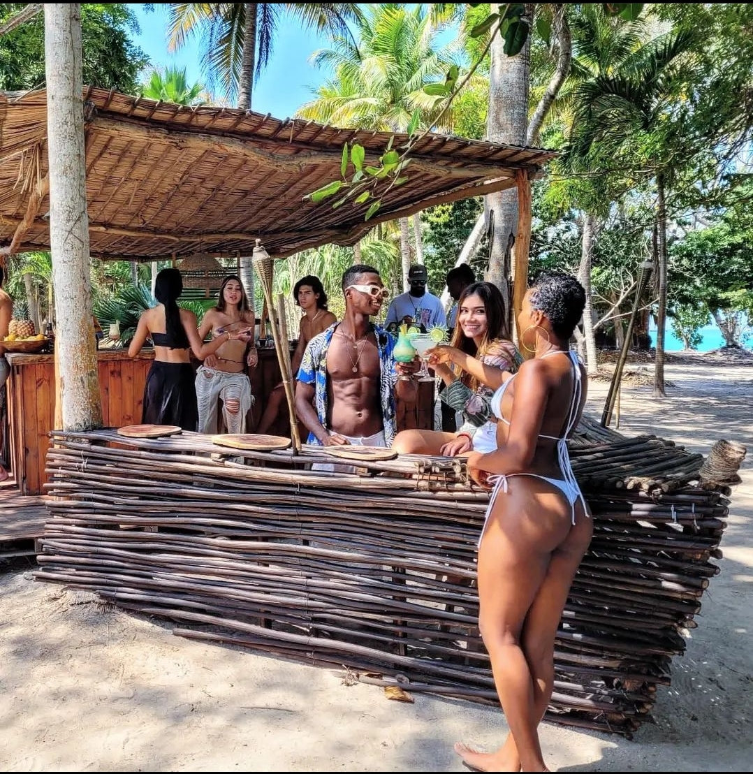 PA’UE Beach Lounge – Islas del Rosario | Lujo caribeño, naturaleza y diversión frente al mar