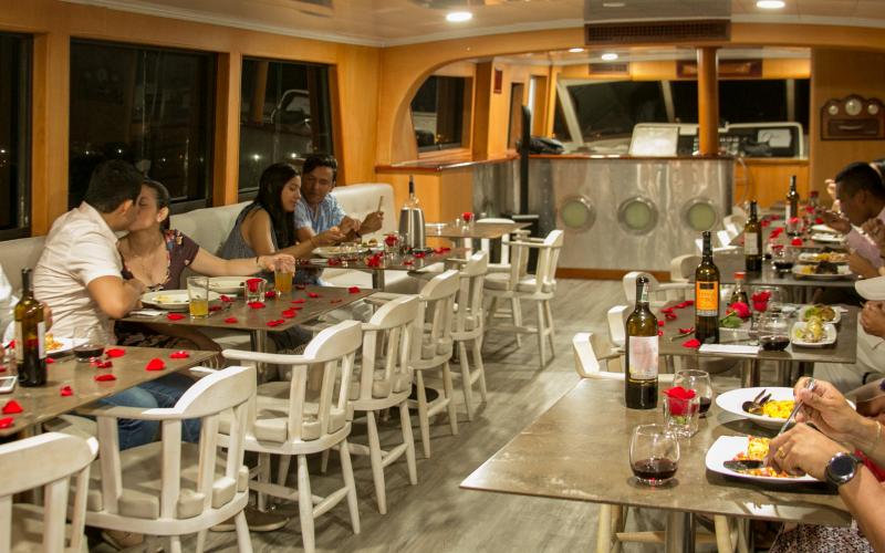 Sibarita Cena Master – Tour Nocturno por la Bahía | Una velada elegante, perfecta para celebrar y enamorarse