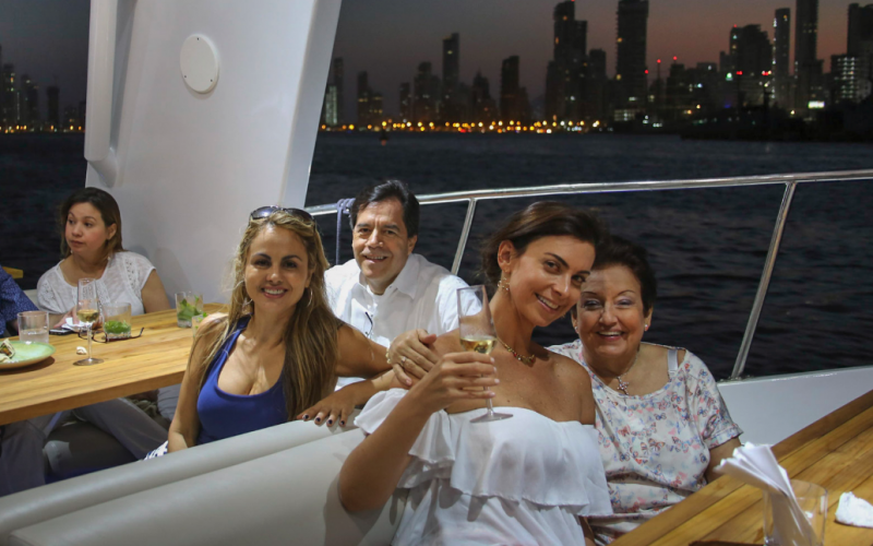 Sibarita Express Atardecer Tour | Navega, brinda y contempla la magia del Caribe