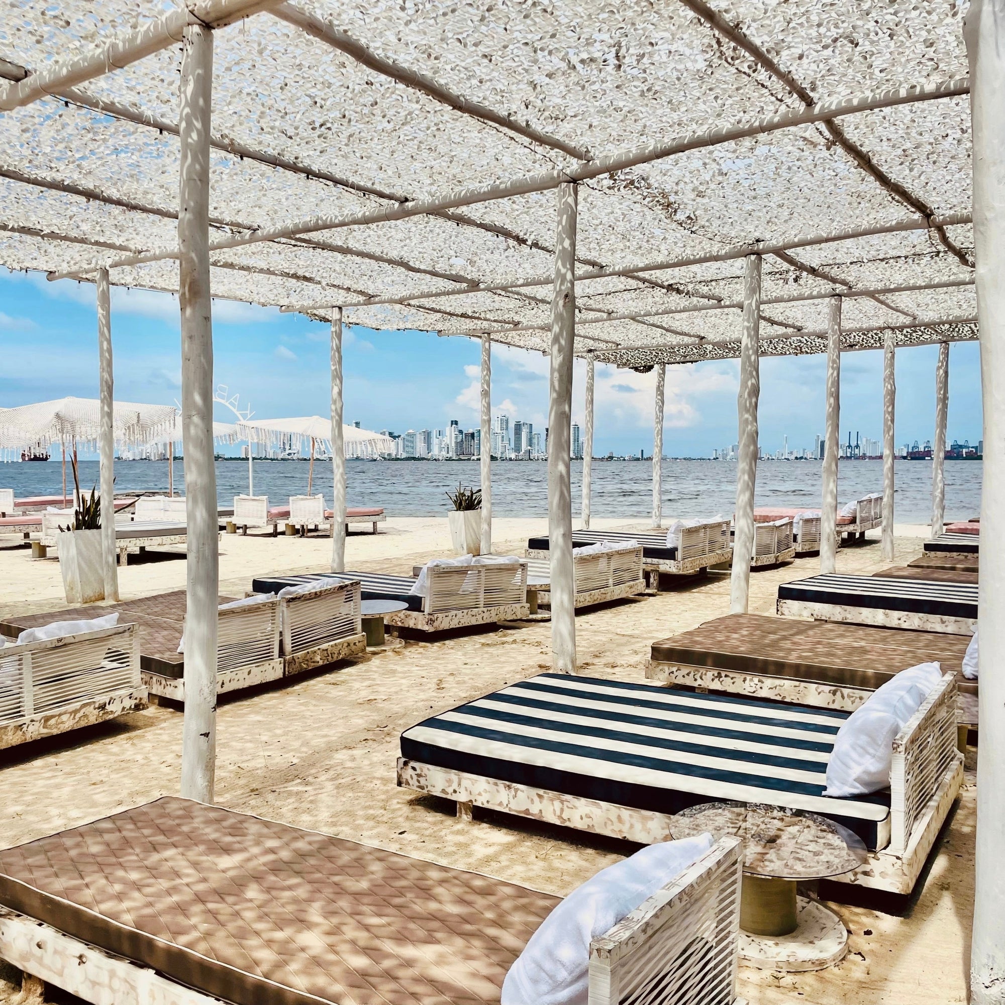 Day Pass desde Cartagena: Playa, Piscina, Almuerzo Nikkei y DJ en Vivo