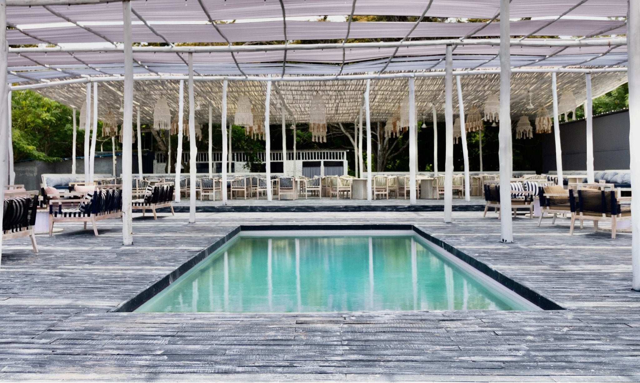 Day Pass desde Cartagena: Playa, Piscina, Almuerzo Nikkei y DJ en Vivo - Live Vacations Tours