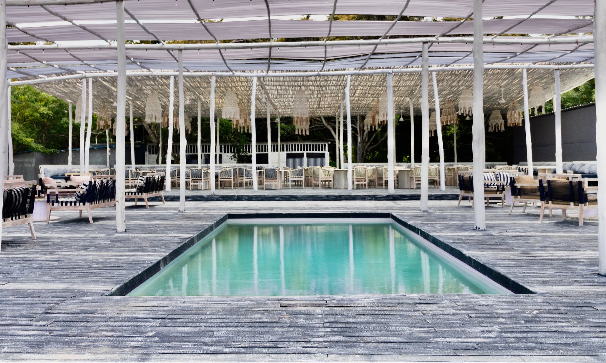 Day Pass desde Cartagena: Playa, Piscina, Almuerzo Nikkei y DJ en Vivo