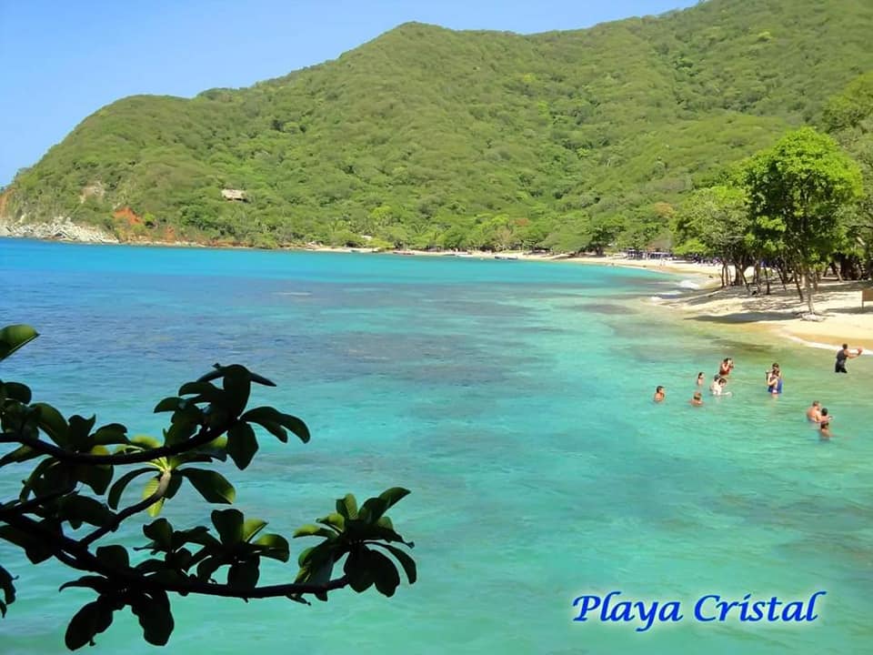 Tour Playa Cristal Tayrona desde Santa Marta: transporte, navegación y guía profesional