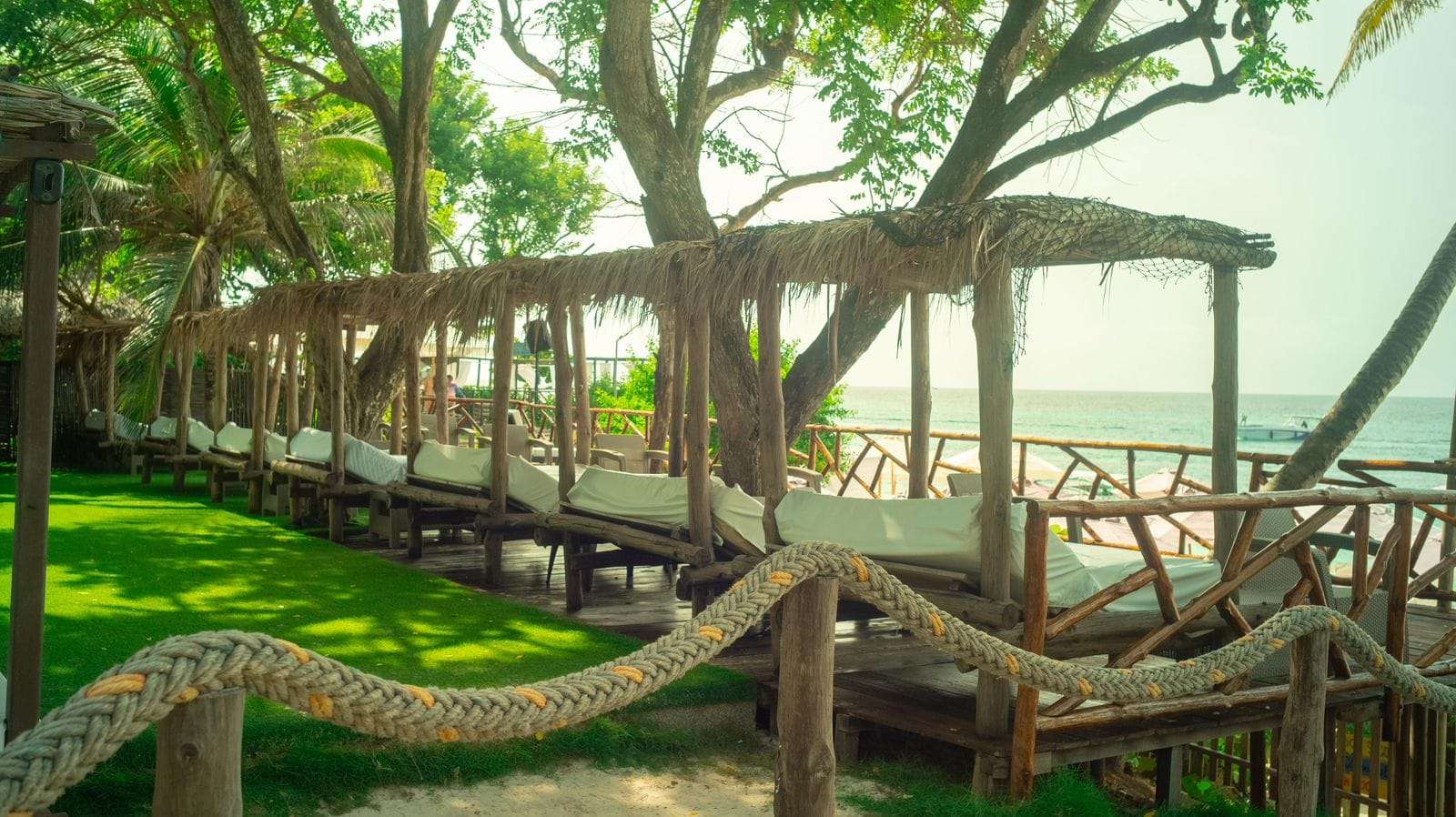 Luxury Area VIP en Islas del Rosario: Día Exclusivo de Lujo y Relax en el Caribe Colombiano - Live Vacations Tours