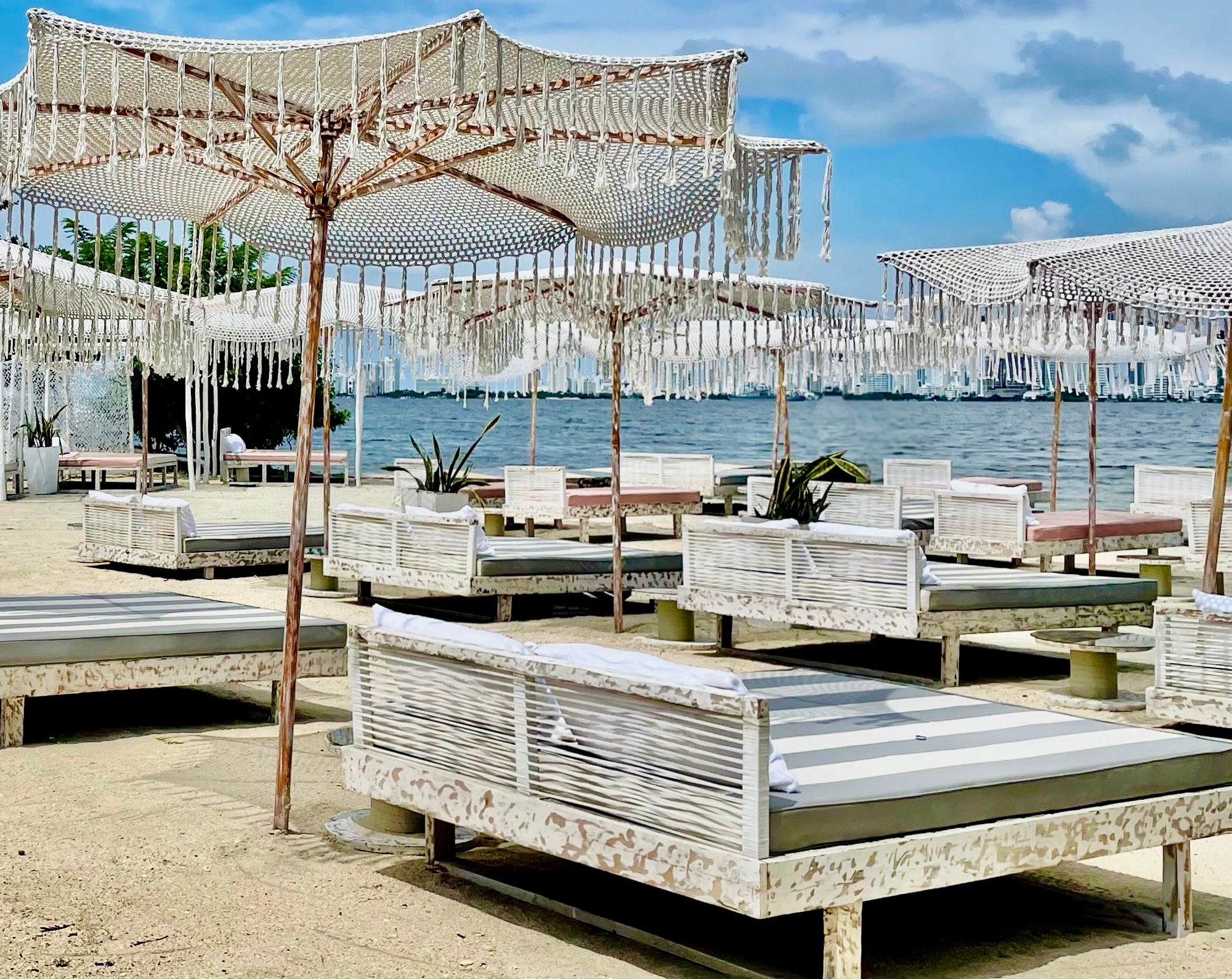 Day Pass desde Cartagena: Playa, Piscina, Almuerzo Nikkei y DJ en Vivo