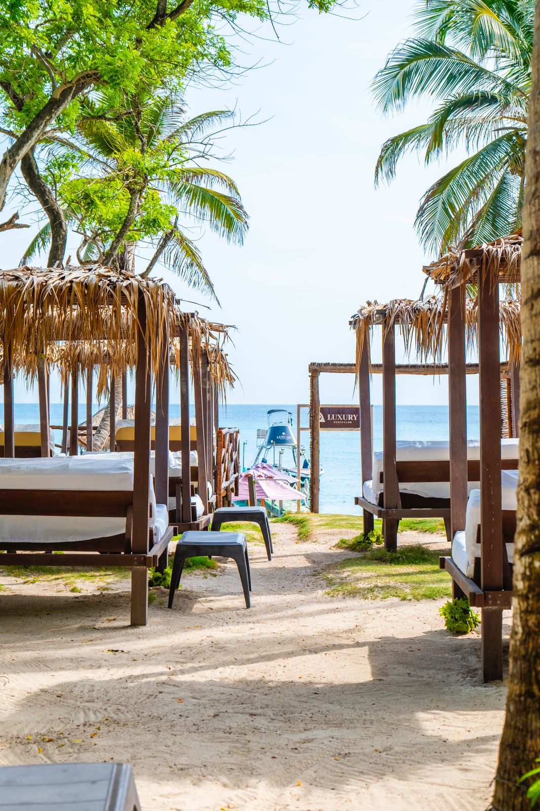 Luxury Area VIP en Islas del Rosario: Día Exclusivo de Lujo y Relax en el Caribe Colombiano - Live Vacations Tours