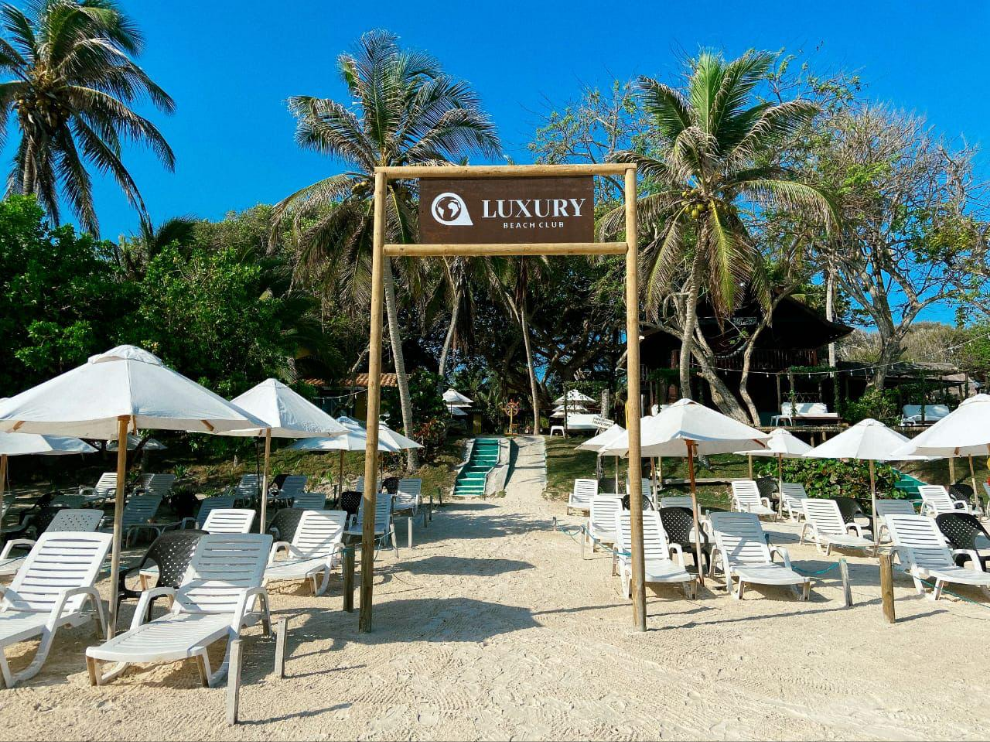 Luxury Beach Club - Arena Beach - Isla del Rosario | Relax in the sun with an open bar, beachfront, and Caribbean flavor in an exclusive setting.