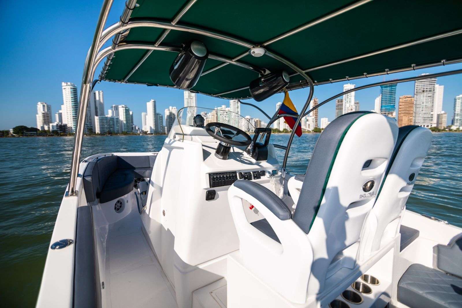 Lancha deportiva 29ft para 10 pax - Bajale dos - Live Vacations Tours
