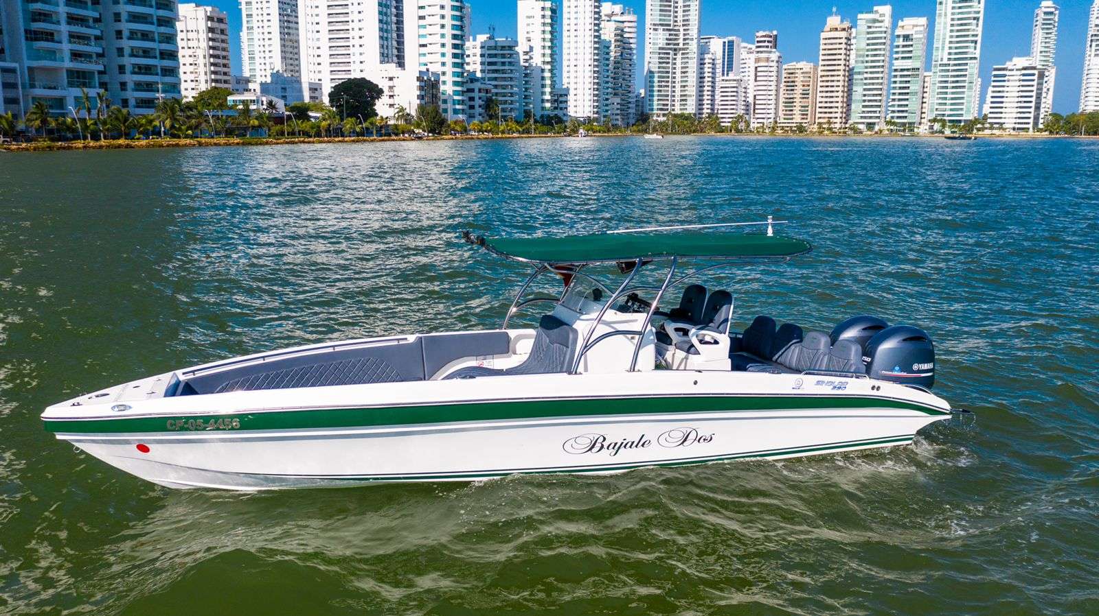 Lancha deportiva 29ft para 10 pax - Bajale dos - Live Vacations Tours