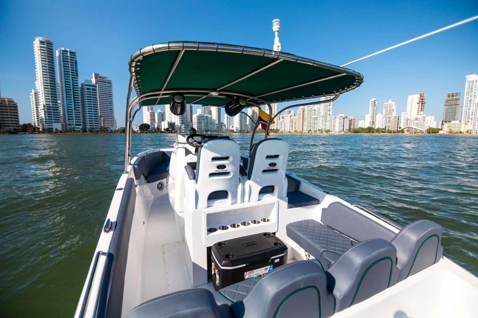 Lancha deportiva 29ft para 10 pax - Bajale dos - Live Vacations Tours