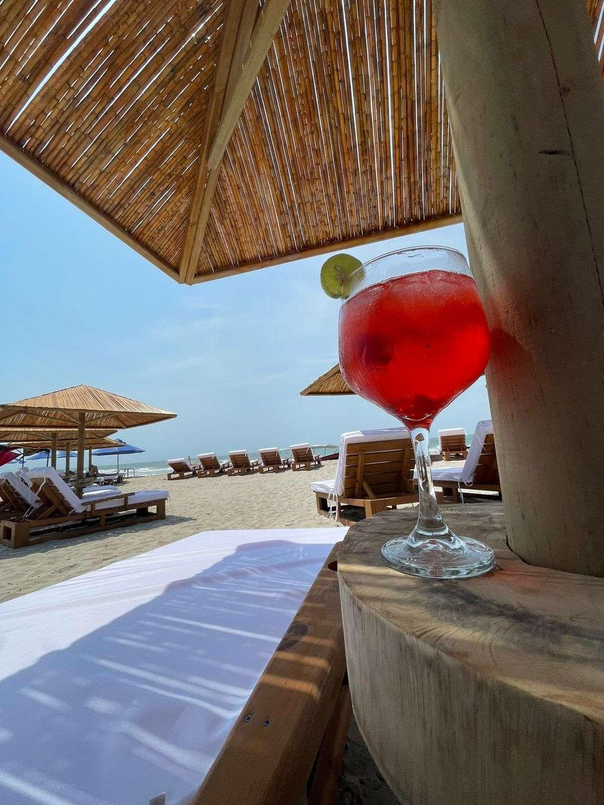 Ancestral Lounge Beach Club – Isla Tierra Bomba | Un día exclusivo entre lujo, sabor y mar caribeño - Live Vacations Tours