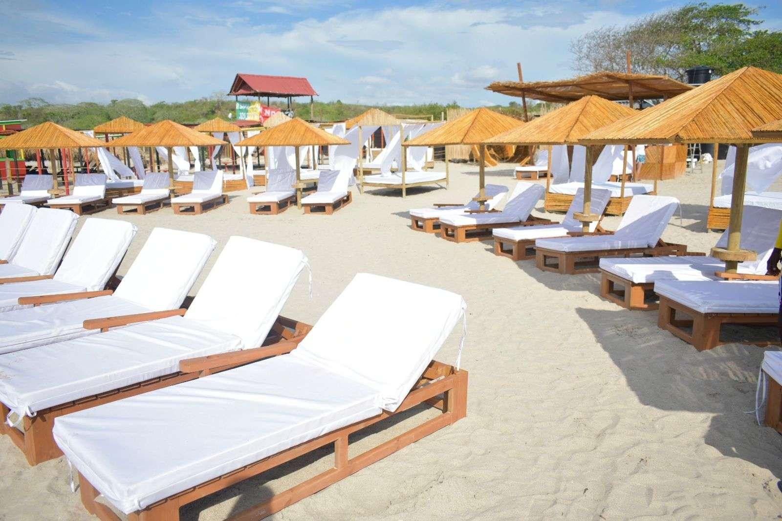 Ancestral Lounge Beach Club – Isla Tierra Bomba | Un día exclusivo entre lujo, sabor y mar caribeño - Live Vacations Tours