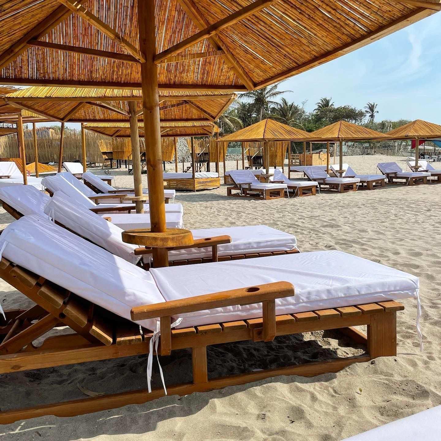 Ancestral Lounge Beach Club – Isla Tierra Bomba | Un día exclusivo entre lujo, sabor y mar caribeño - Live Vacations Tours