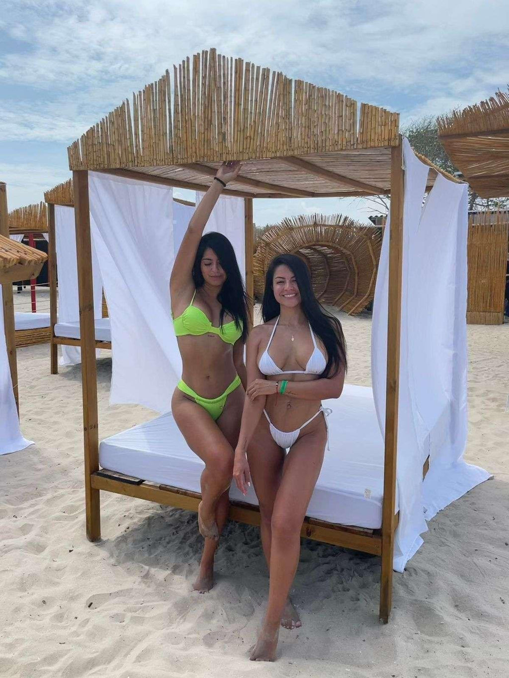 Ancestral Lounge Beach Club – Isla Tierra Bomba | Un día exclusivo entre lujo, sabor y mar caribeño - Live Vacations Tours