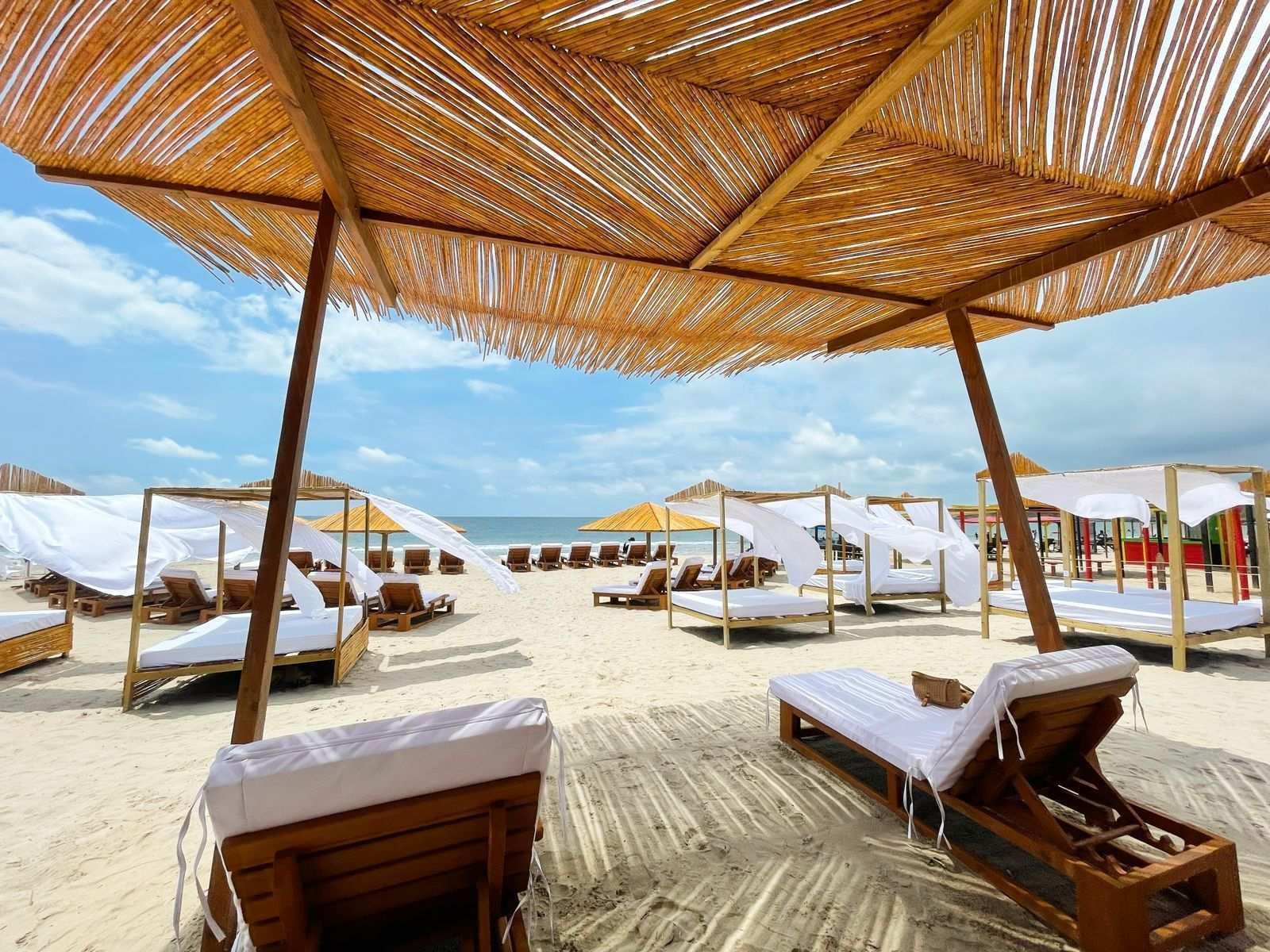 Ancestral Lounge Beach Club – Isla Tierra Bomba | Un día exclusivo entre lujo, sabor y mar caribeño - Live Vacations Tours