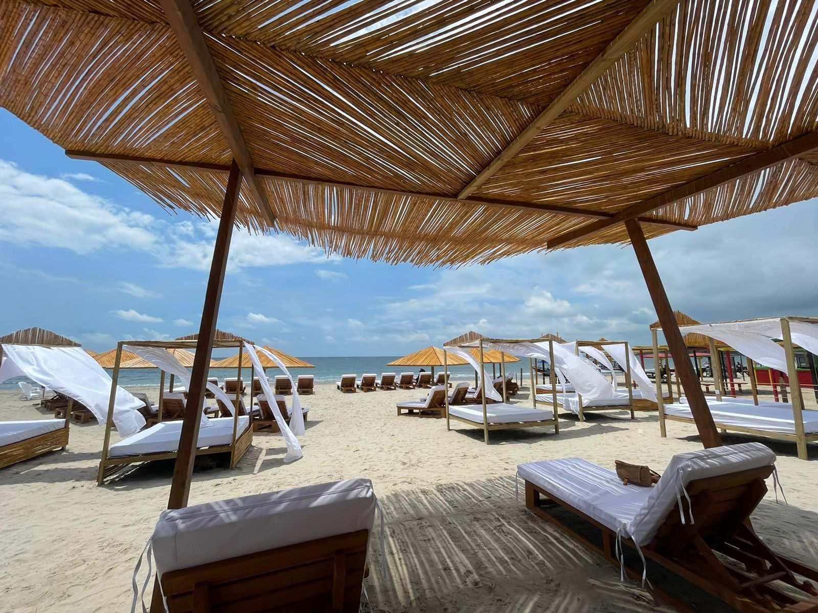 Ancestral Lounge Beach Club – Isla Tierra Bomba | Un día exclusivo entre lujo, sabor y mar caribeño - Live Vacations Tours