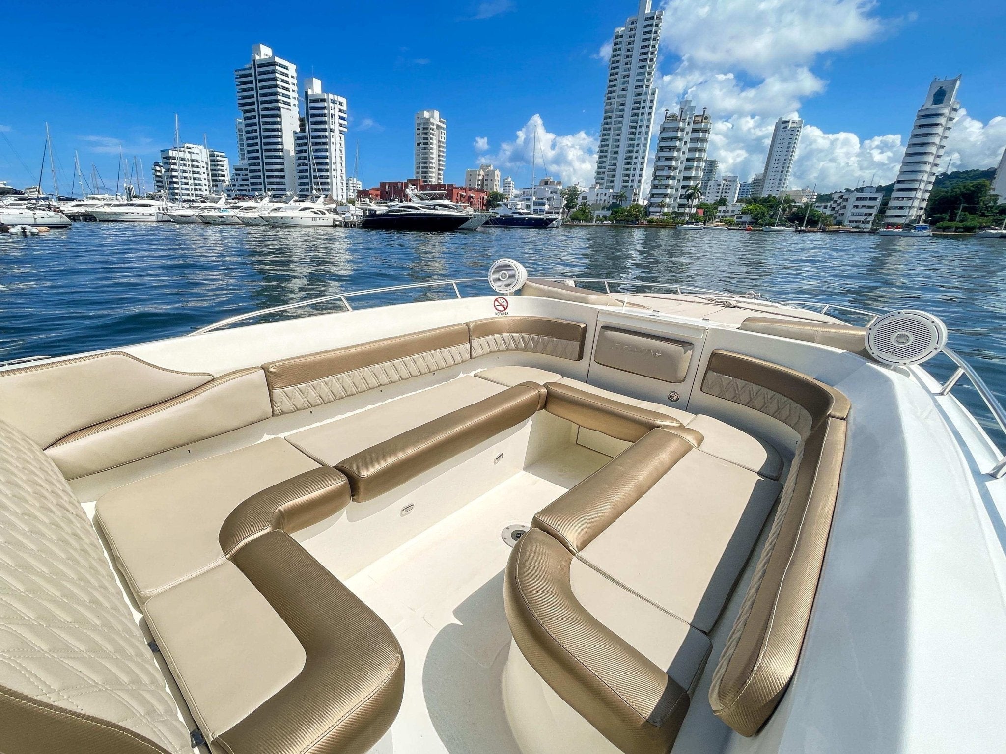 Lancha Deportiva 41ft para 20 pax - La Gracia de Dios 21 - Live Vacations Tours