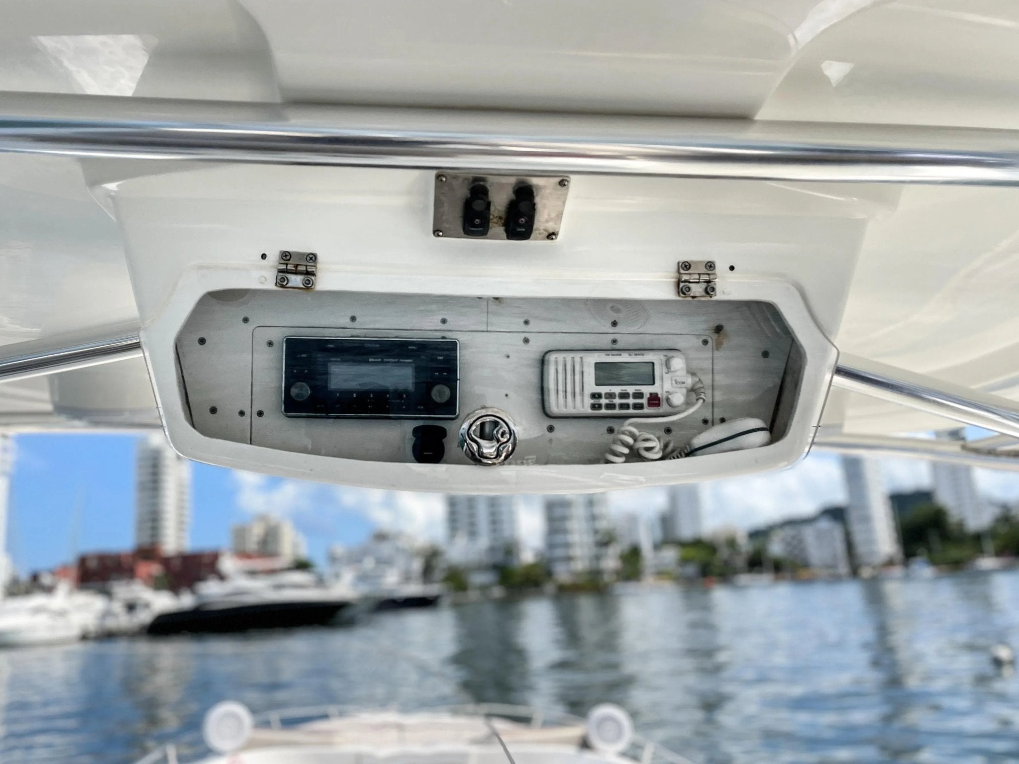 Lancha Deportiva 41ft para 20 pax - La Gracia de Dios 21 - Live Vacations Tours