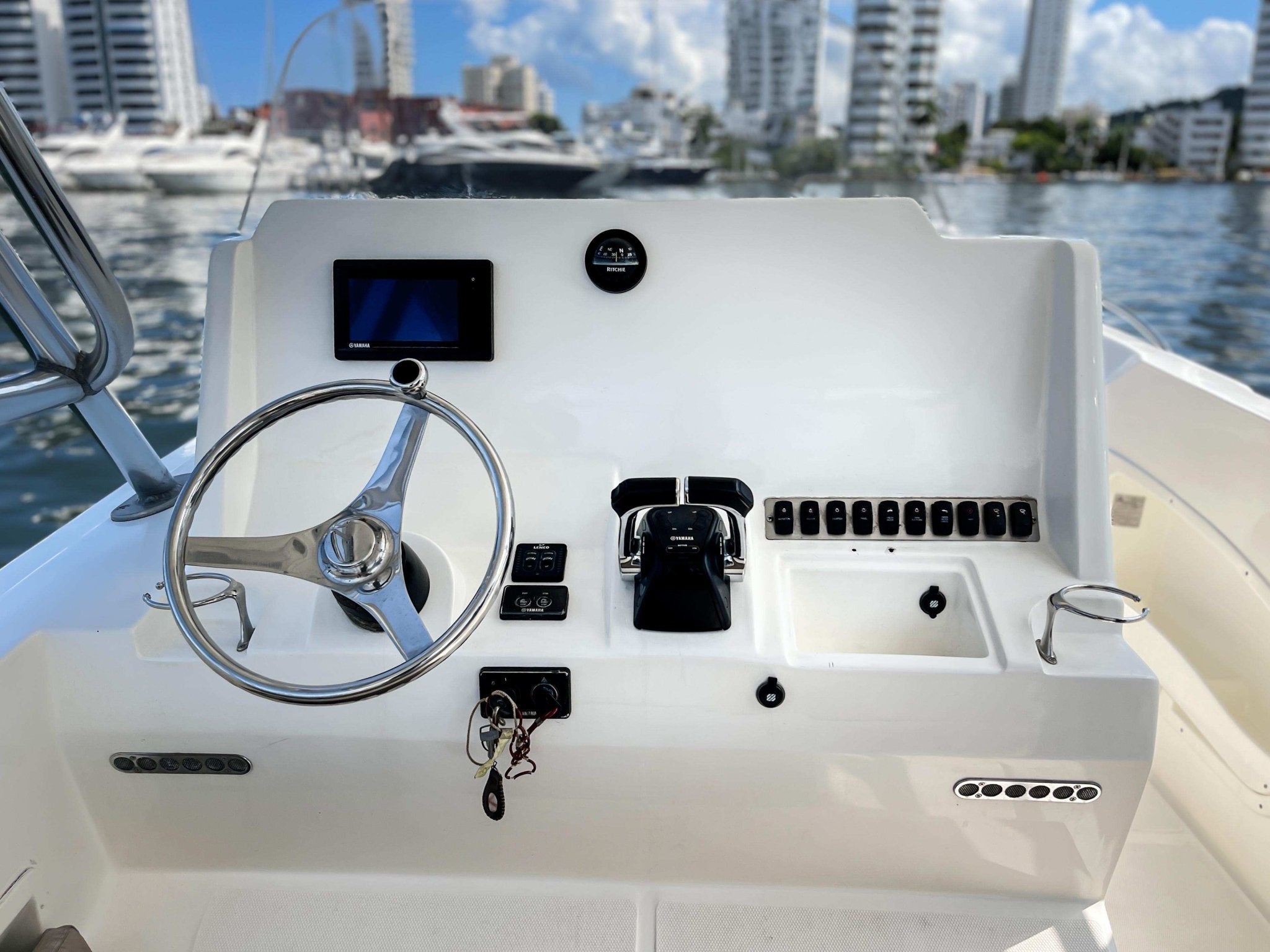 Lancha Deportiva 41ft para 20 pax - La Gracia de Dios 21 - Live Vacations Tours