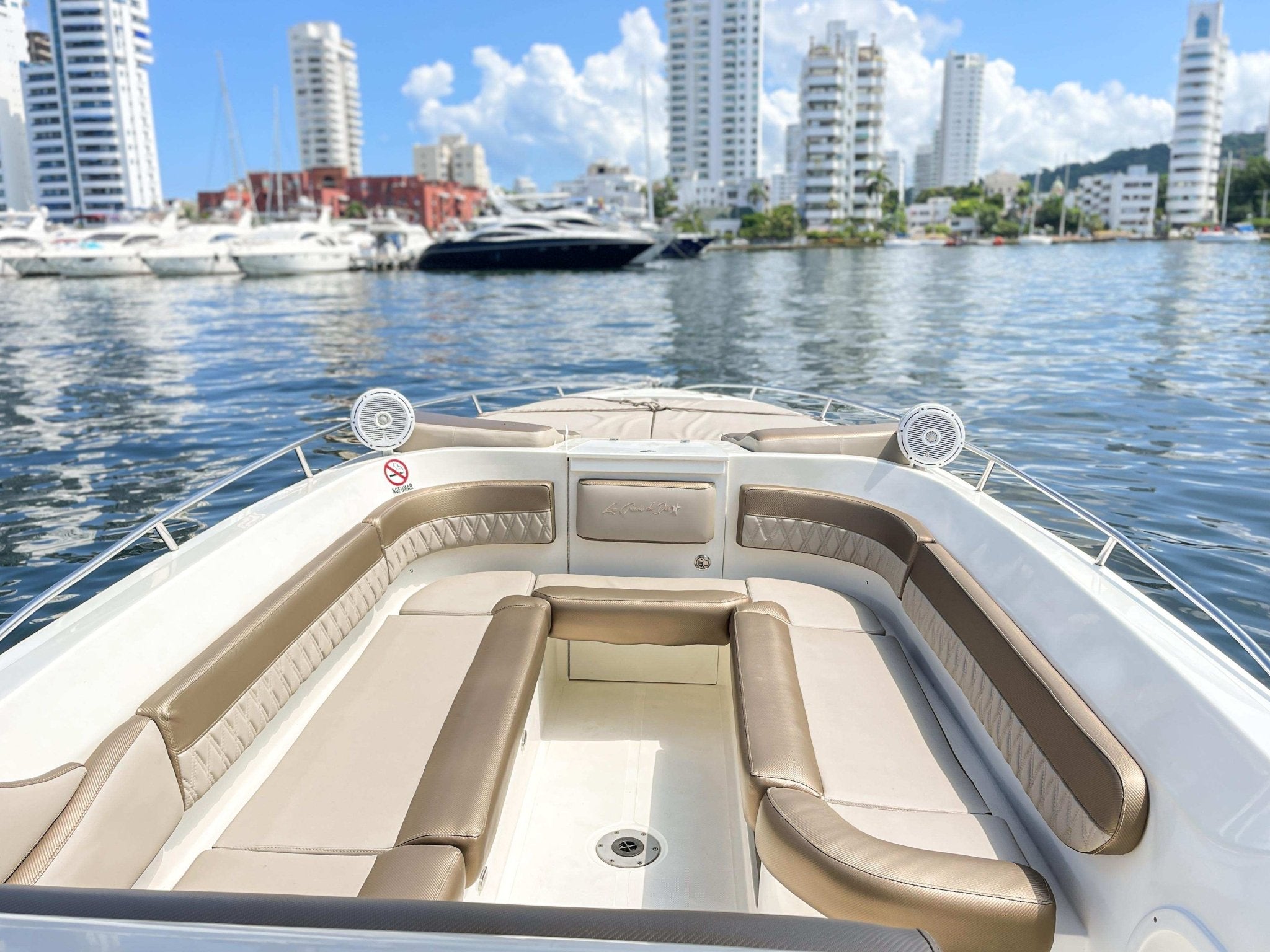 Lancha Deportiva 41ft para 20 pax - La Gracia de Dios 21 - Live Vacations Tours