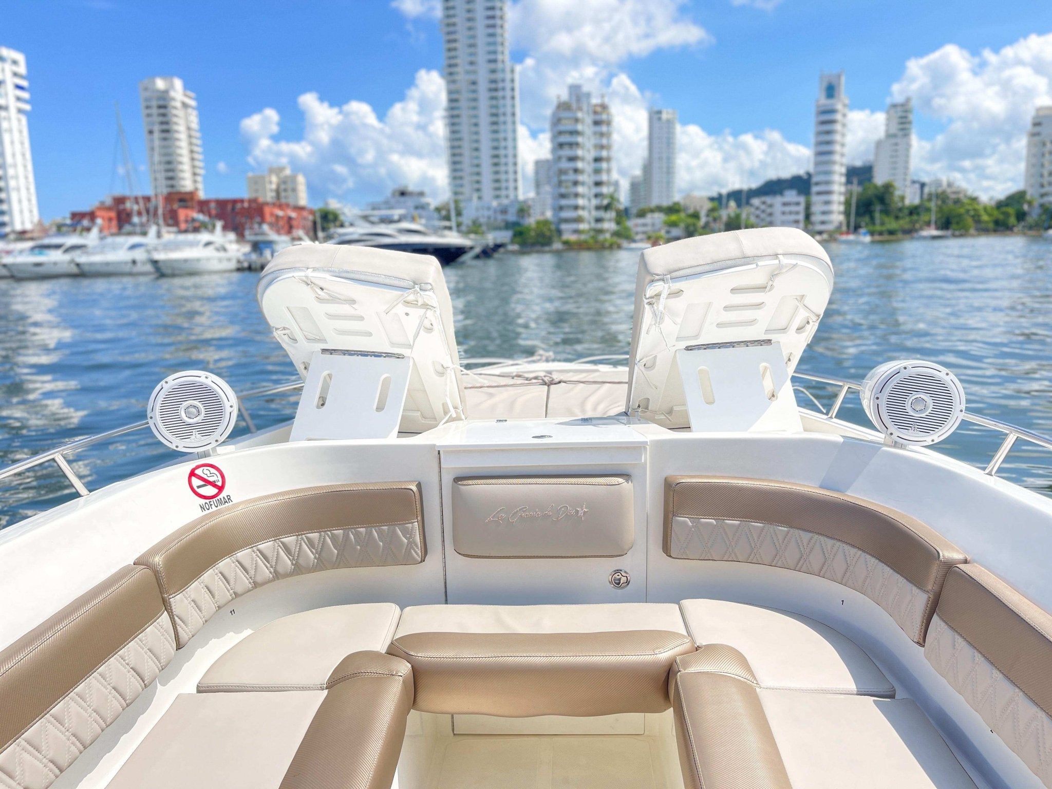 Lancha Deportiva 41ft para 20 pax - La Gracia de Dios 21 - Live Vacations Tours