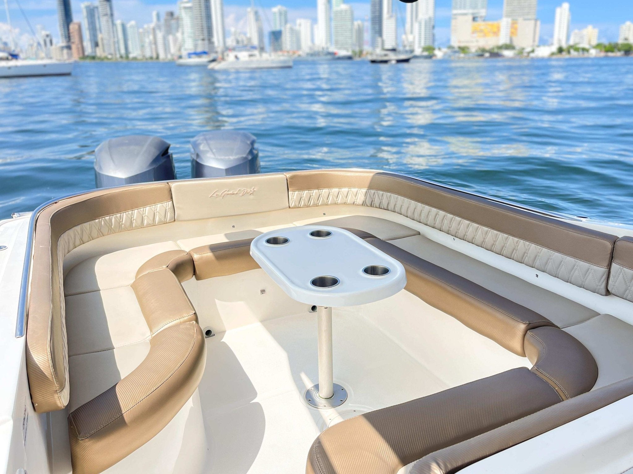 Lancha Deportiva 41ft para 20 pax - La Gracia de Dios 21 - Live Vacations Tours