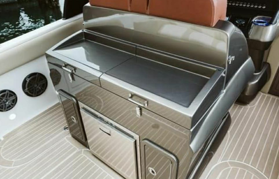 Yate Privado para 15 pax - Black Panther