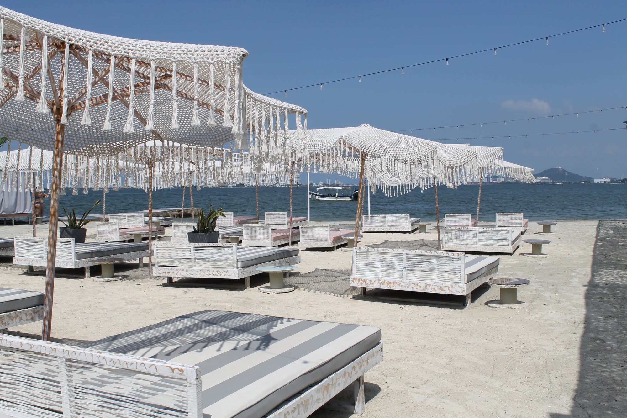 Day Pass desde Cartagena: Playa, Piscina, Almuerzo Nikkei y DJ en Vivo