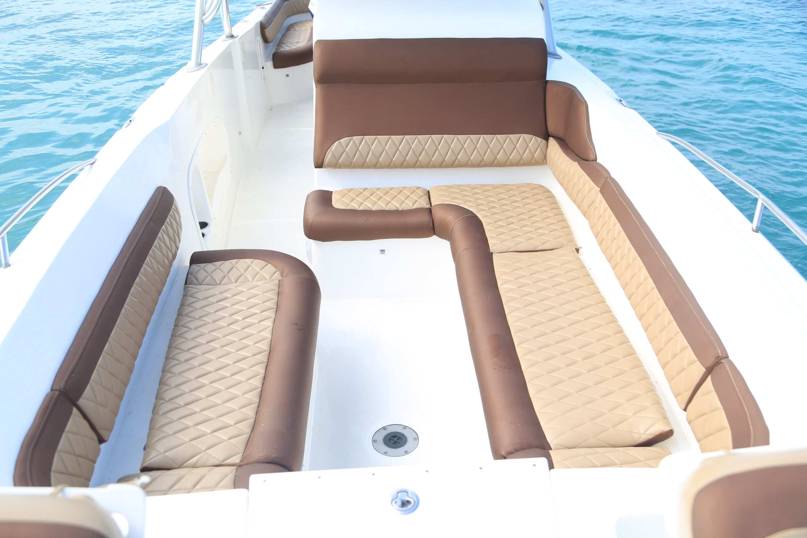 Lancha Deportiva 20 pax - Bravo 41ft - Live Vacations Tours