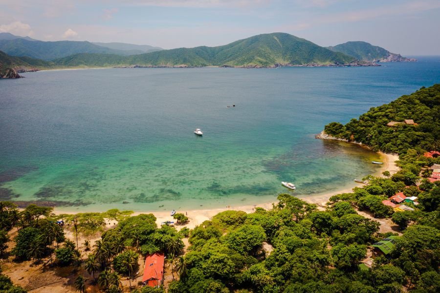 Tour Playa Cristal Tayrona desde Santa Marta: transporte, navegación y guía profesional