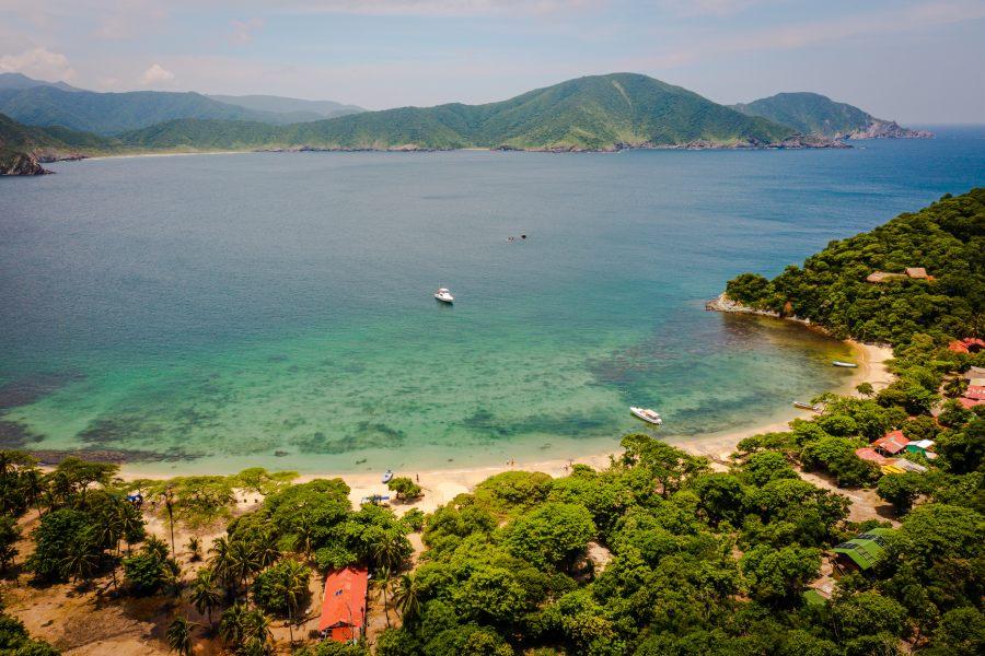 Tour Playa Cristal Tayrona desde Santa Marta: transporte, navegación y guía profesional - Live Vacations Tours