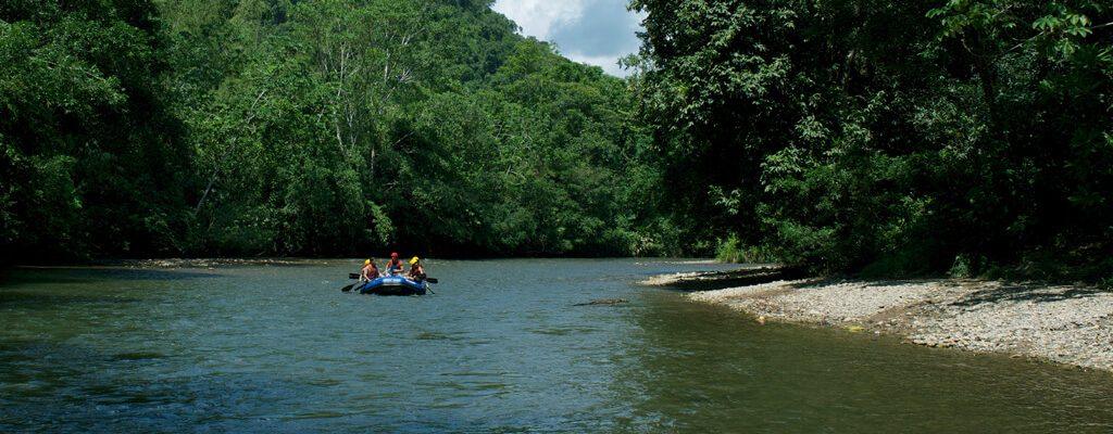 Explora la belleza de Río Claro con nuestra aventura natural - Live Vacations Tours