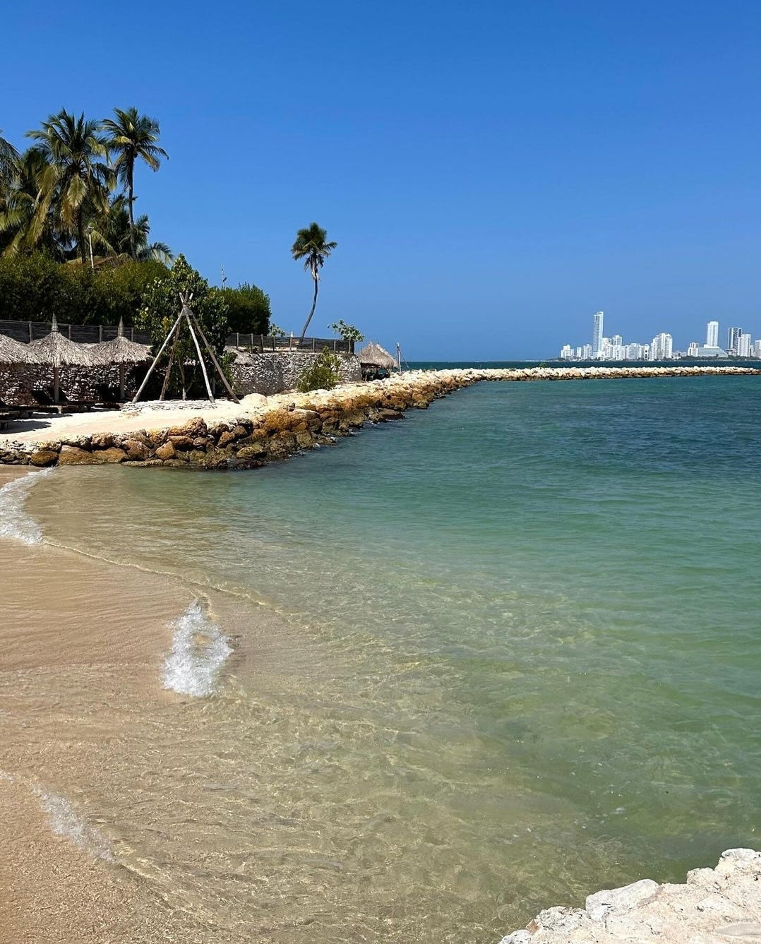 Pasadía en Éteka Beach | Playa exclusiva cerca de Cartagena con  DJ en vivo