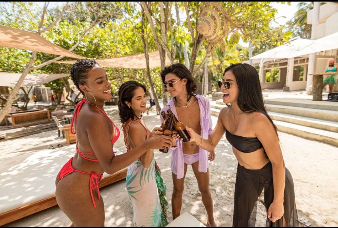 PA’UE Beach Lounge – Islas del Rosario | Lujo caribeño, naturaleza y diversión frente al mar - Live Vacations Tours