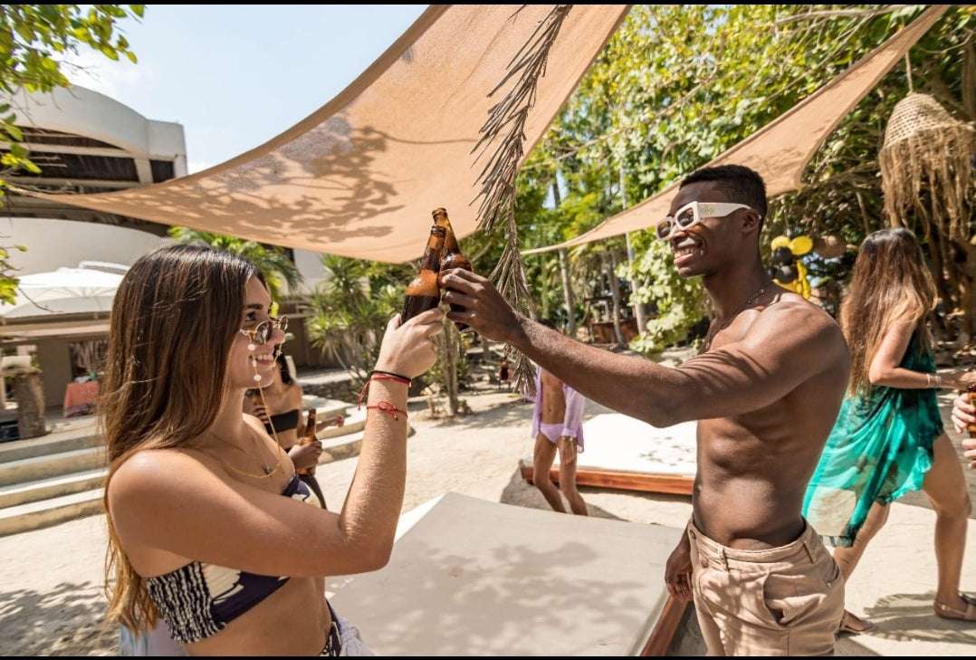 PA’UE Beach Lounge – Islas del Rosario | Lujo caribeño, naturaleza y diversión frente al mar - Live Vacations Tours