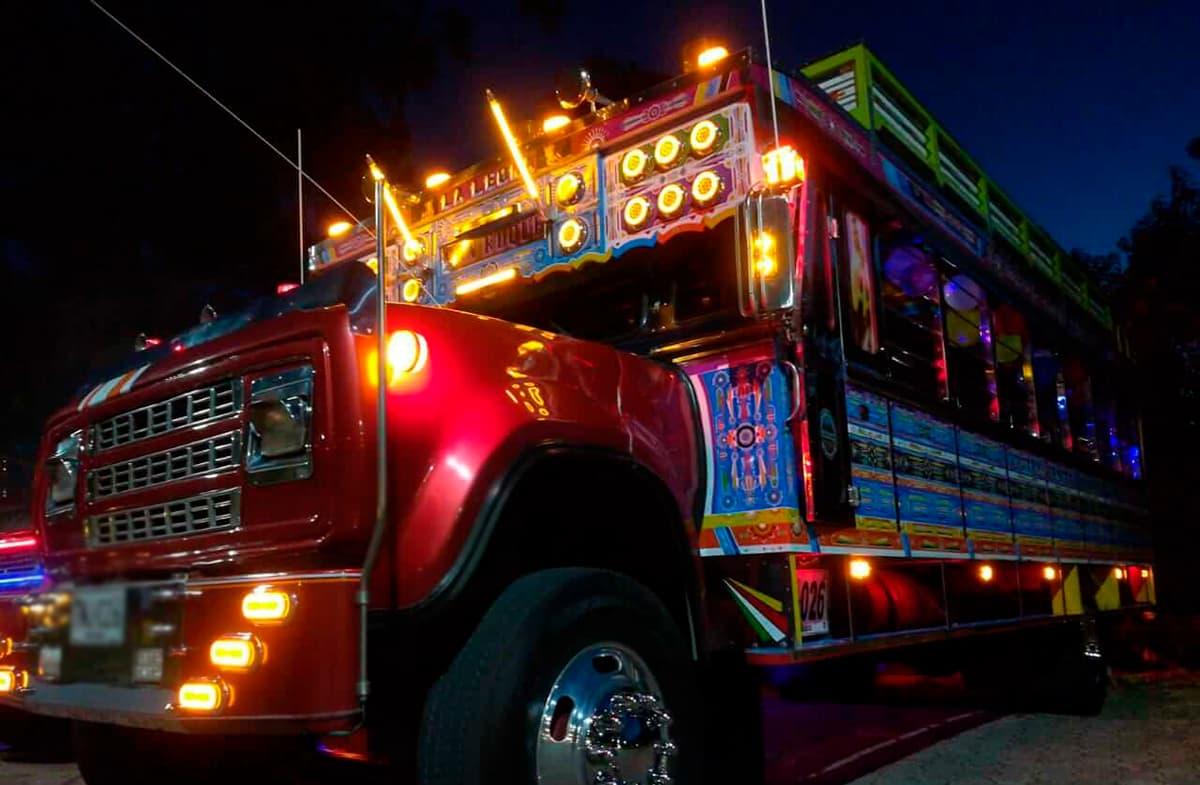 Chiva Rumbera - Cartagena | Diversión, cultura y música en un recorrido nocturno inolvidable - Live Vacations Tours