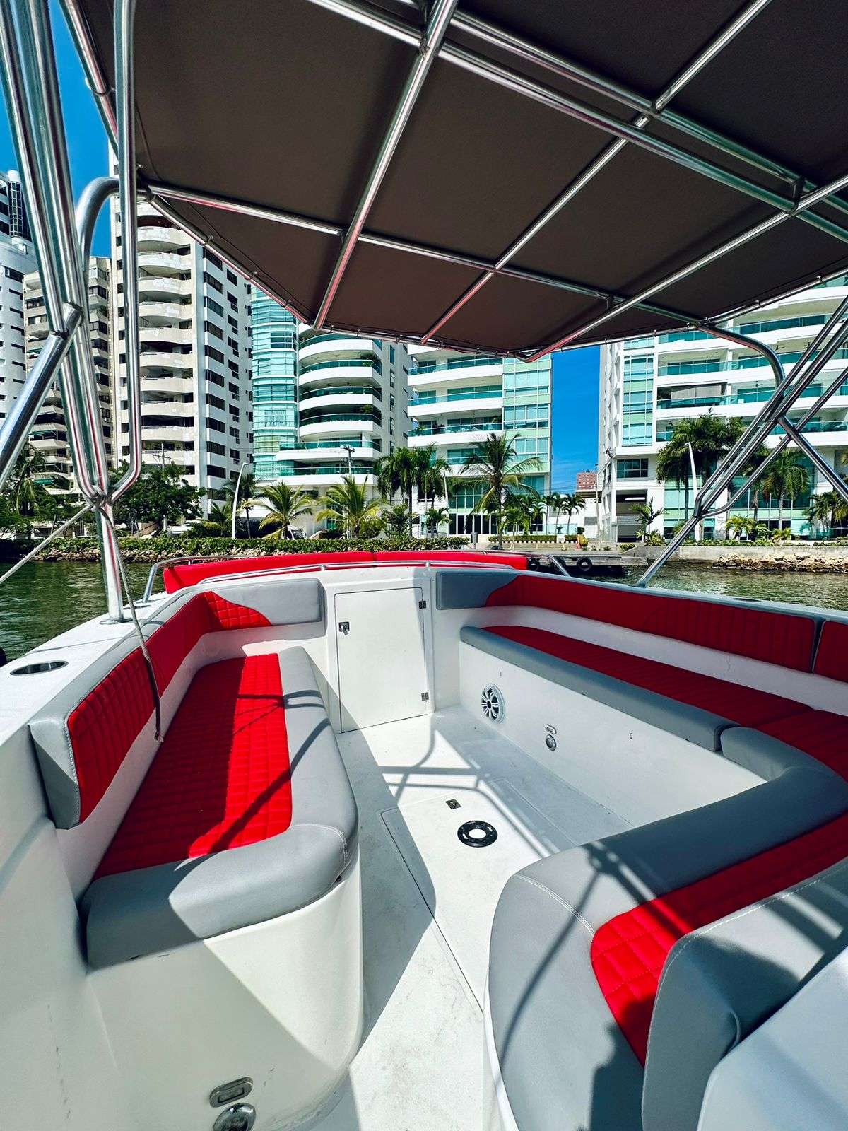 Lancha Deportiva 38 ft para 16 pax - Arrecife - Live Vacations Tours