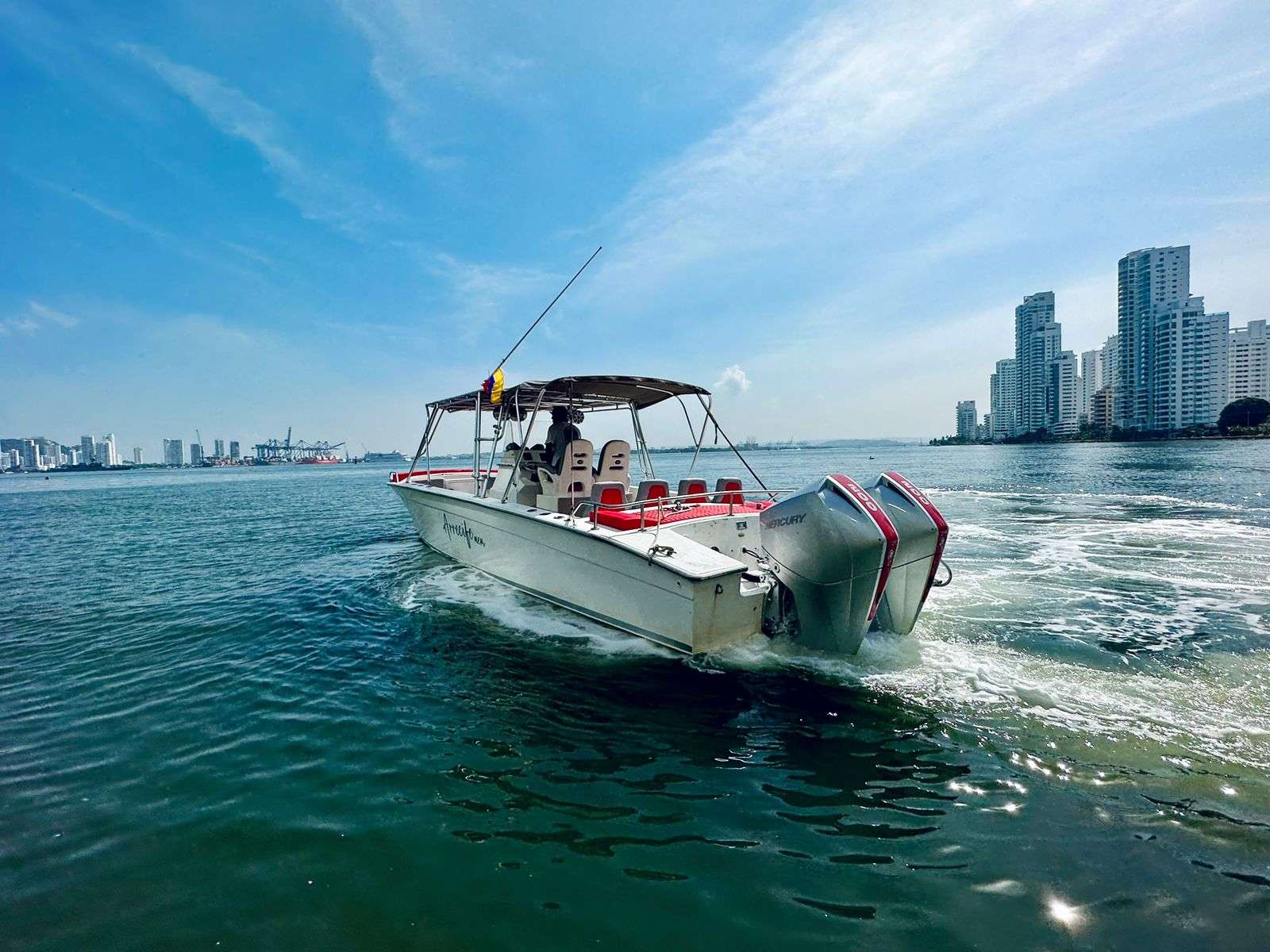 Lancha Deportiva 38 ft para 16 pax - Arrecife - Live Vacations Tours