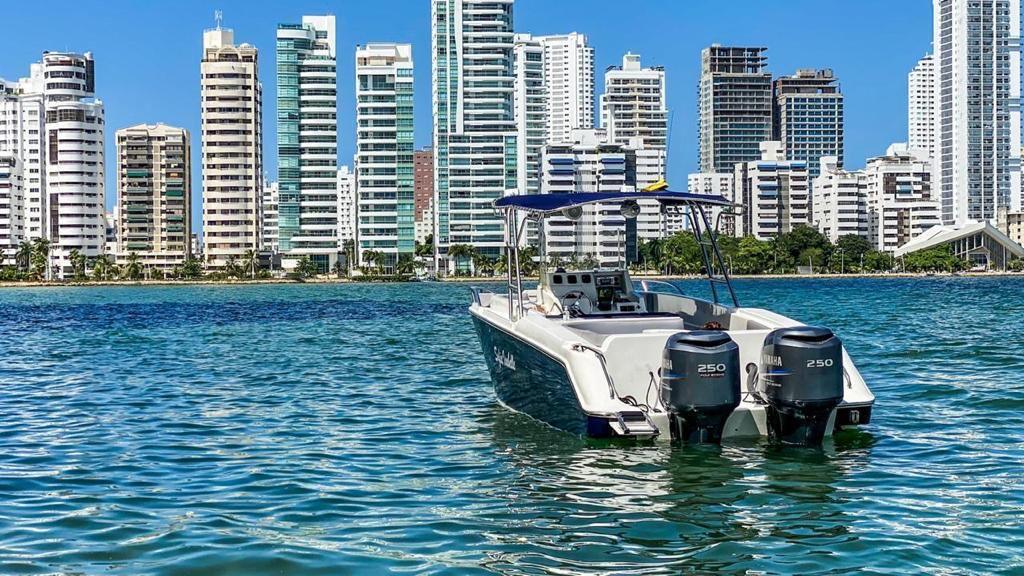 Lancha Deportiva 34ft para 14 pax - Sofia Isabelle - Live Vacations Tours