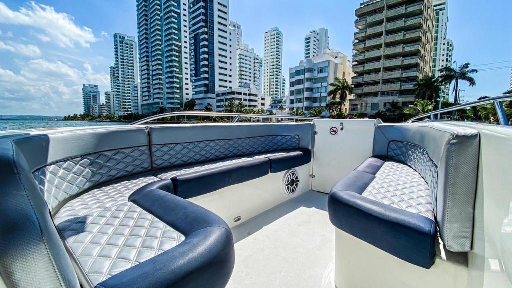 Lancha Deportiva 34ft para 14 pax - Sofia Isabelle - Live Vacations Tours