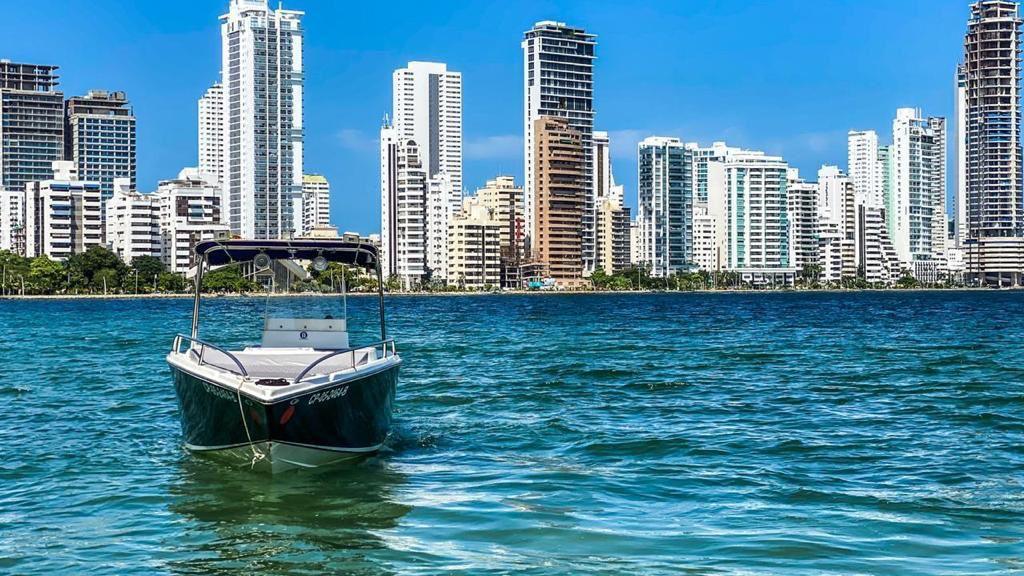 Lancha Deportiva 34ft para 14 pax - Sofia Isabelle - Live Vacations Tours