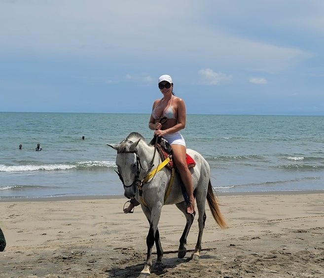 Atardecer a caballo en La Boquilla Zona Morros - Live Vacations Tours