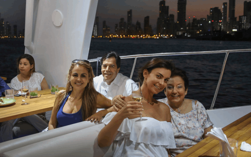 Sibarita Express Atardecer Tour | Navega, brinda y contempla la magia del Caribe - Live Vacations Tours